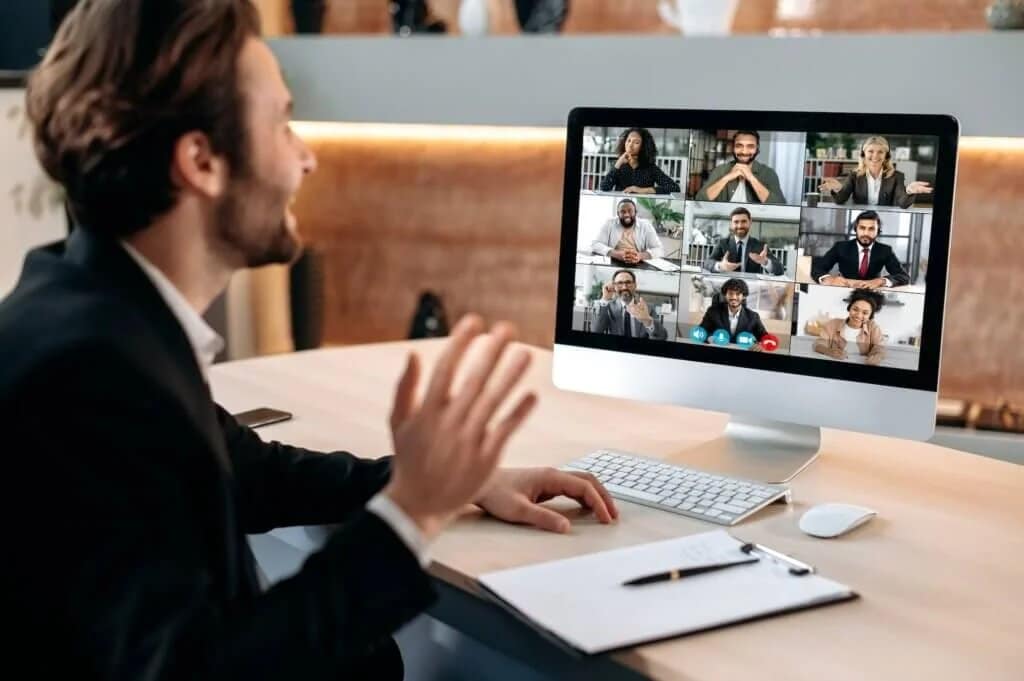 intelligent business man sit in office conducts a brainstorm with multiracial business team tekjob